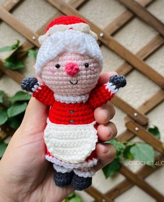 PDF file – Mr and Mrs Santa Claus doll toys